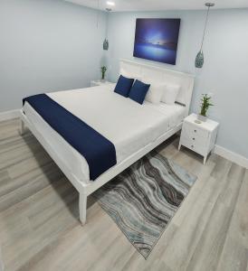基拉戈岩石礁度假酒店的卧室配有带蓝色枕头的大型白色床
