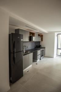 乌斯怀亚54 Diseño Urbano的一间厨房,里面配有黑色冰箱