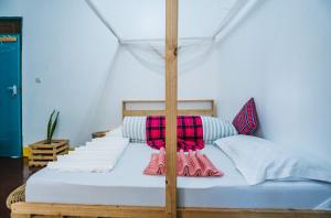 阿鲁沙Banana Farm Eco Hostel的一间卧室配有一张带天蓬的床