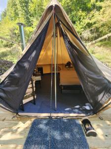 ButlerGlamping tent的帐篷前方有蓝色地毯