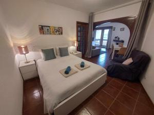 波尔图Vale Formoso Apartment的一间带大床的卧室和一间客厅