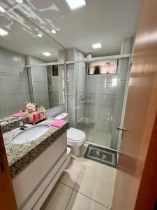 卡贝德卢Apartamento a beira mar com piscina estilo resort的浴室配有卫生间、盥洗盆和淋浴。