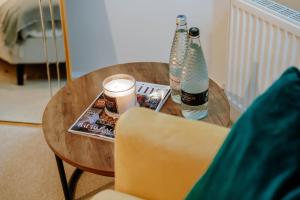 哈罗盖特Mayfield - Central Harrogate Apartment - Ground Floor的圆木桌,带两瓶蜡烛