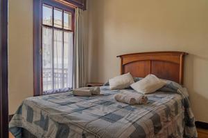 蒙得维的亚The Wall Montevideo [405] Live Old Town的一间卧室配有一张带两个枕头的床