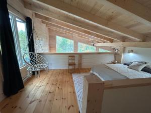 朗斯圣让le vénÉrable的铺有木地板的客房内设有一间卧室和一张床。