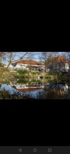 格奥尔格斯马林许特Ferienwohnung 309 am Kasinopark的享有公园、河流和建筑的景色