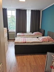 格奥尔格斯马林许特Ferienwohnung 309 am Kasinopark的一间卧室设有两张床和窗户。