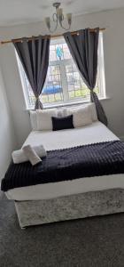 LongportTherence Accommodations can sleep up to 4 Guests in Chesterton, Stoke on Trent的一间卧室设有一张大床和大窗户