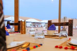 梅尔祖卡Luxury berber style的桌上摆有盘子和碗的桌子