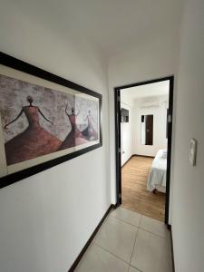 拉斐拉Alquiler Temporario Rafaela的一间墙上有两幅画的房间和一间卧室