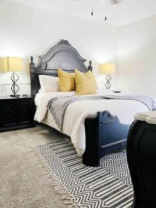 拉伯克NEW Magnolia Mansion-4400sqft Hot Tub & 2 Game Rms的一间卧室配有一张带黄色枕头的大床