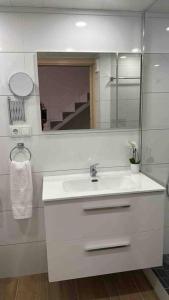 穆尔西亚Apartamento Murcia San José A的白色的浴室设有水槽和镜子