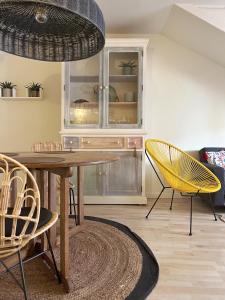 桑坦德Jositown的一间带木桌和黄色椅子的用餐室