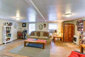 SharpsburgHistoric Boonsboro Vacation Rental with Grill的客厅配有沙发和桌子