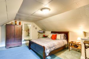 SharpsburgHistoric Boonsboro Vacation Rental with Grill的卧室配有一张床