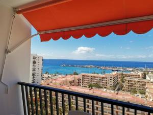 洛斯克里斯蒂亚诺斯Los Cristianos Achacay Appartement standing Vue panoramique的海景阳台。