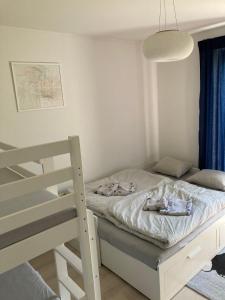 鲁容贝罗克Casa de Svana Liptov的小卧室设有一张床和梯子