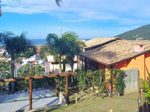加罗帕巴Residencial Hibiscos - Vista Mar的海景度假屋