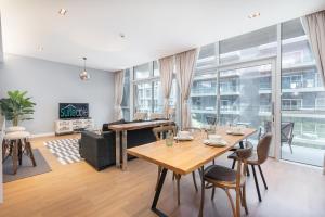 迪拜City Walk Chic living 1 Bedroom apartment的客厅配有桌子和钢琴