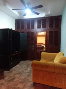 格拉纳达Casa El Caimito的客厅配有吊扇和沙发。