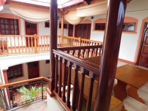 格拉纳达Casa El Caimito的房屋内木制楼梯的顶部景色