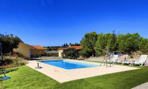 米兰德拉Quinta da Libelinha Alojamento Local - Mirandela的庭院内的游泳池,配有两把草坪椅