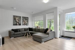 LaugarasVilla - South Iceland的客厅配有沙发和桌子