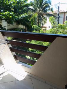 伊列乌斯Apartamento em Ilhéus Pé na Areia的享有棕榈树景致的阳台