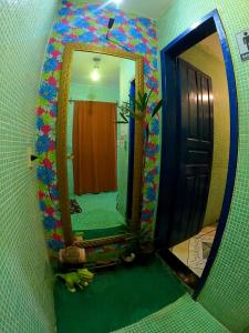 欧鲁普雷图Hostel Uai的一间设有镜子和绿色地板的浴室