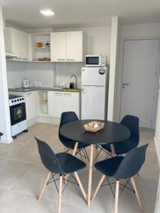 梅塞德斯Apartamento céntrico en Mercedes Uruguay的厨房配有桌椅