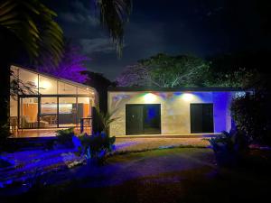 塔马林多Pyramid Tamarindo的紫色灯火的夜晚房屋
