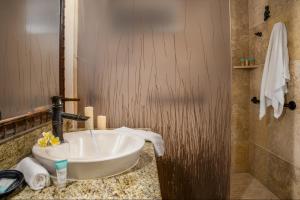 拉海纳毛伊岛酒店的浴室配有白色水槽和淋浴。