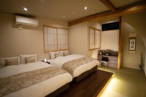 Minami-sotoborichōNagoya city - House - Vacation STAY 28742v的酒店客房设有两张床和电视。