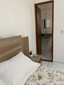 库亚巴apartamento inteiro的一间卧室设有一张床和一间浴室。