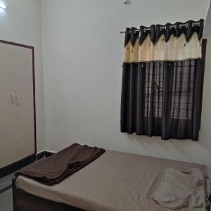 贝尔高姆Athiti HomeStay Villa的一间卧室配有一张带镜子的床和窗户