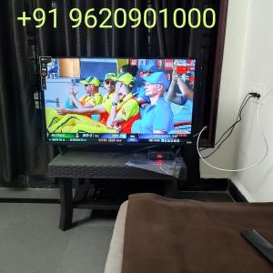 贝尔高姆Athiti HomeStay Villa的桌子上配有平面电视