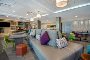 加登格罗夫Home2 Suites By Hilton Garden Grove的客厅配有沙发和桌子