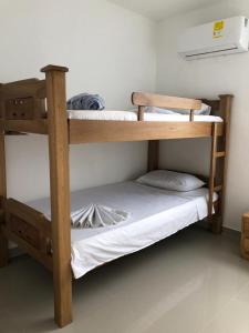 科韦尼亚斯Hermoso Apartamento en Caribe Campestre的客房内的两张双层床