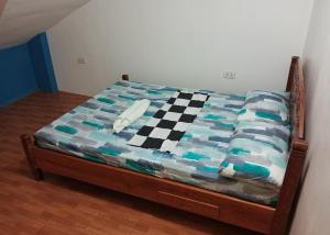 科隆Footprints Hostel的一张带 ⁇ 床罩的床铺