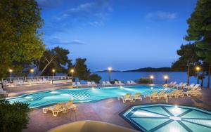 奥瑞比克阿米内斯格兰德阿祖尔酒店的一个带躺椅的游泳池以及度假村