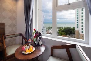 芽庄BIDV Beach Hotel Nha Trang的一张桌子,上面放着一盘食物,还有一个窗口
