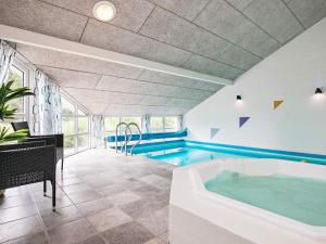 布拉万德12 person holiday home in Bl vand的客房内的游泳池