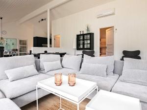 布拉万德12 person holiday home in Bl vand的客厅配有沙发和桌子