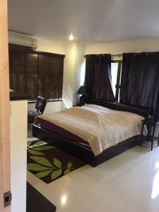 Ban Ko KokHin Suay Nam Sai condominium Rayong的一间卧室,卧室内配有一张大床