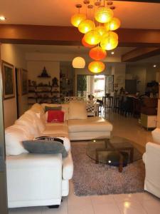 Ban Ko KokHin Suay Nam Sai condominium Rayong的客厅配有2张白色沙发和1张桌子