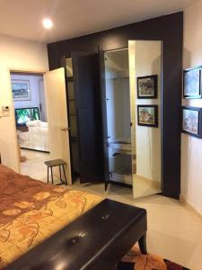 Ban Ko KokHin Suay Nam Sai condominium Rayong的一间卧室配有一张床和一面大镜子