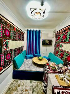 杜尚别Guest house by Sayohati Diyor的一间设有床铺和桌子的房间