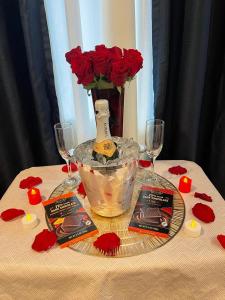弗拉格斯塔夫CASTLE ROCK的酒杯桌子和红玫瑰花瓶