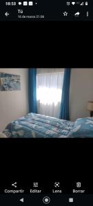 圣地亚哥Hostal Renca, Casa Hotel的一张卧室的照片,卧室里设有一张带窗户的床