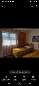 圣地亚哥Hostal Renca, Casa Hotel的一张带两张床的酒店客房的照片